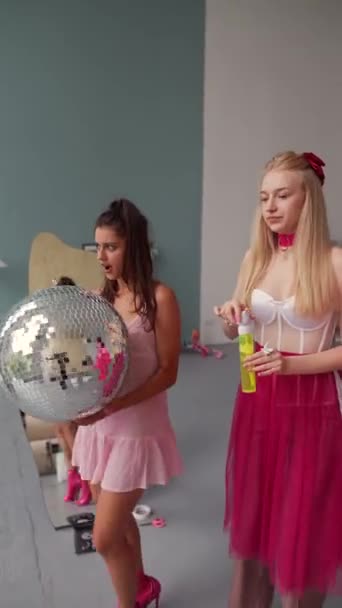 Meninas Traje Rosa Vestidas Forma Boneca Dançam Com Uma Bola — Vídeo de Stock
