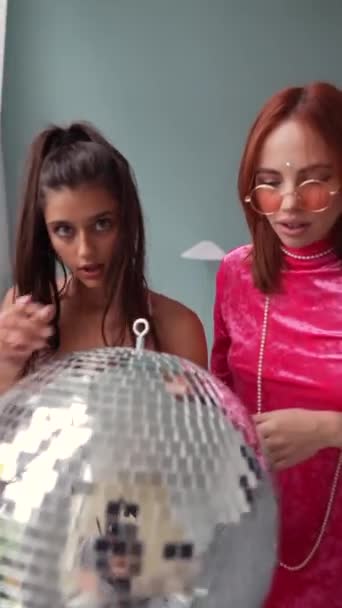 Trajes Inspirados Bonecas Meninas Roupas Rosa Dançam Com Uma Bola — Vídeo de Stock