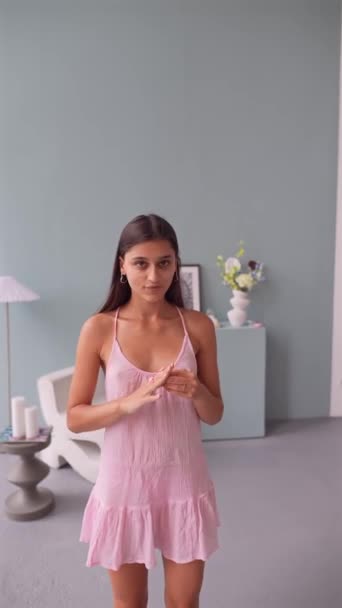Egy Rózsaszín Ruhás Lány Babamodellbe Öltözve Gyűrűket Húz Ujjaira Kiváló — Stock videók