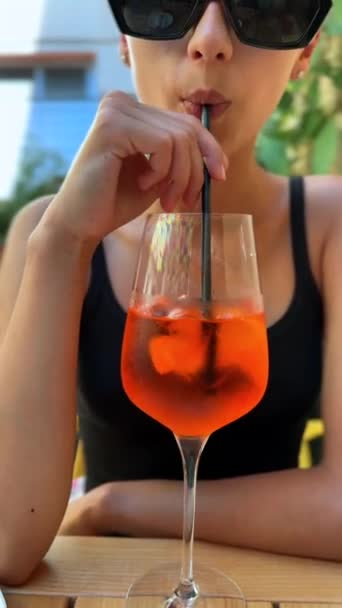 Uma Mulher Adorável Jovem Está Bebendo Aperol Terraço Restaurante Imagens — Vídeo de Stock