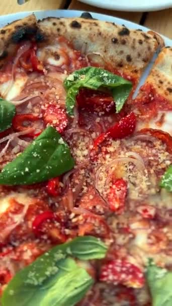 Pizza Penuh Cita Rasa Dan Nikmat Disajikan Piring Tempat Makan — Stok Video