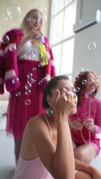 Flicka Rosa Docka Stil Klädsel Justerar Hennes Makeup Högkvalitativ Film — Stockvideo