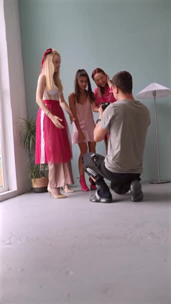 Trzy Dziewczyny Różowych Sukienkach Ubrane Lalki Pozują Dla Fotografa Wysokiej — Wideo stockowe