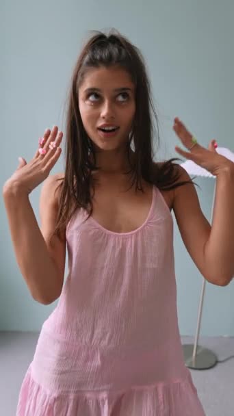 Dziewczyna Różowej Sukience Ubrana Stylu Lalki Pokazuje Jej Wygląd Aparatu — Wideo stockowe