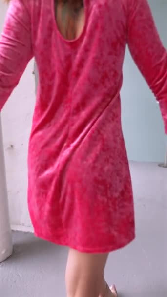 Una Ragazza Abito Rosa Vestita Stile Bambola Cammina Goffamente Con — Video Stock