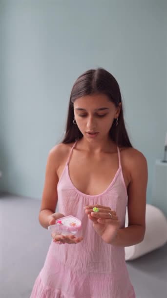 Dívka Růžových Šatech Oblečená Jako Panenka Navléká Prstýnky Prsty Vysoce — Stock video