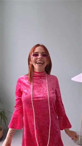 Куколка Розовом Платье Улыбается Высококачественные Кадры — стоковое видео