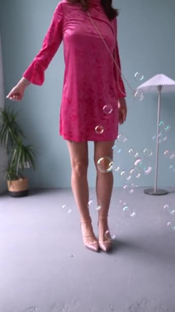 Mengenakan Gaun Merah Muda Yang Mengingatkan Pada Boneka Gadis Itu — Stok Video