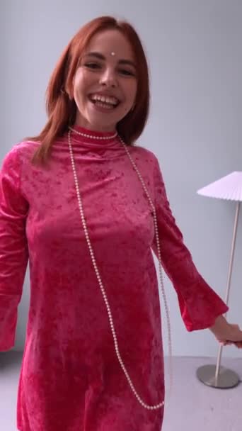 Dívka Růžových Šatech Oblečená Jako Panenka Chodí Podpatcích Vysoce Kvalitní — Stock video