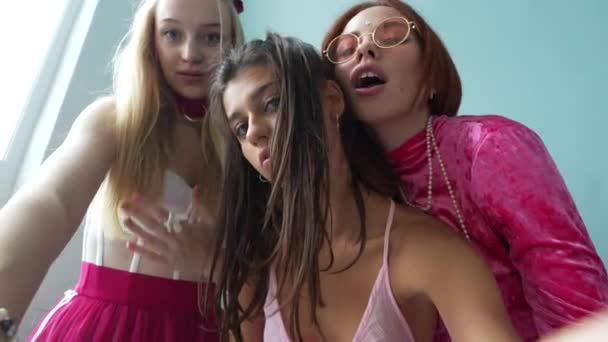 Dziewczyny Różowych Sukienkach Ubrane Stylu Lalki Wysokiej Jakości Materiał — Wideo stockowe