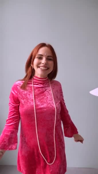 Uma Menina Vestido Rosa Vestida Estilo Boneca Caminha Saltos Altos — Vídeo de Stock