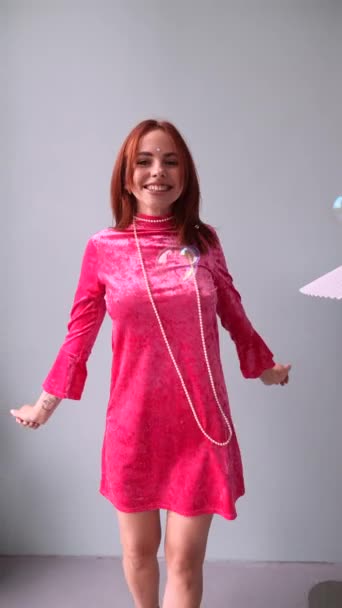 Jej Lalkowym Stroju Dziewczyna Różowej Sukience Chodzi Obcasach Pośród Baniek — Wideo stockowe