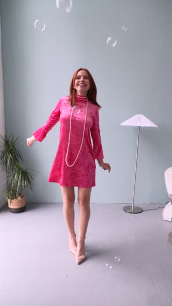 Ein Mädchen Einem Rosafarbenen Kleid Puppenartigen Stil Gekleidet Schreitet Auf — Stockvideo