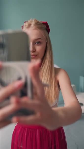 Uma Menina Vestido Rosa Vestida Forma Boneca Tira Uma Selfie — Vídeo de Stock