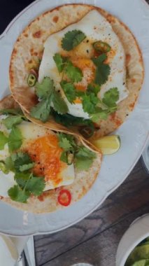 Yazlık terasta dışarıda servis edilen faydalı bir kahvaltı. Yüksek kalite 4k görüntü