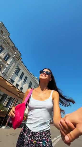 Vacker Ung Dam Springer Längs Stadens Gator Medan Hon Håller — Stockvideo
