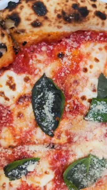 Una Fotografia Ravvicinata Incentrata Sulla Sapidità Una Pizza Appoggiata Tavolo — Video Stock