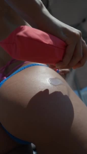 女孩把防晒霜涂在腿和臀部上 以保护皮肤不受阳光照射 高质量的4K镜头 — 图库视频影像