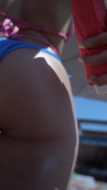Дівчина Одягає Сонцезахисний Крем Ноги Сідниці Високоякісні Кадри — стокове відео