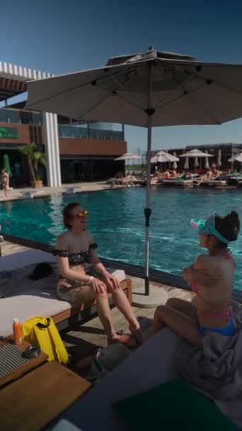 Met Een Praatje Bij Het Zwembad Twee Mooie Meisjes Badmode — Stockvideo