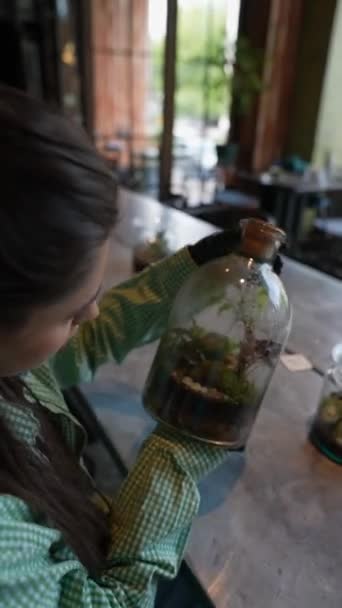 Kvinnlig Florist Visar Prov Växter Glasburkar Högkvalitativ Film — Stockvideo