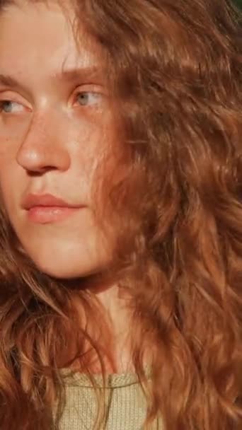 Σαγηνευτικό Πρόσωπο Ενός Κοριτσιού Φακίδες Και Σγουρά Μαλλιά Υψηλής Ποιότητας — Αρχείο Βίντεο