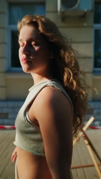 在一个夏日的中间 一个留着卷发的运动女孩探索了城市的风景 高质量的4K镜头 — 图库视频影像