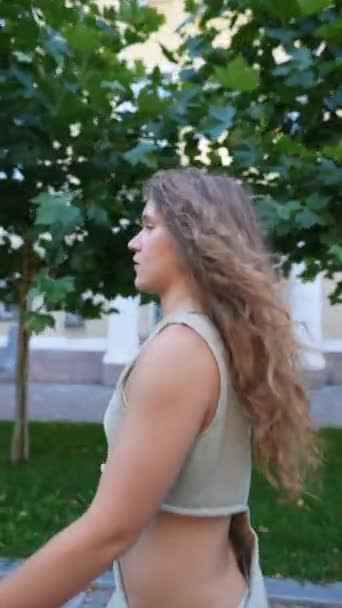 Göndör Hajú Nyári Ruhákba Öltözött Lány Gyalog Fedezi Fel Város — Stock videók
