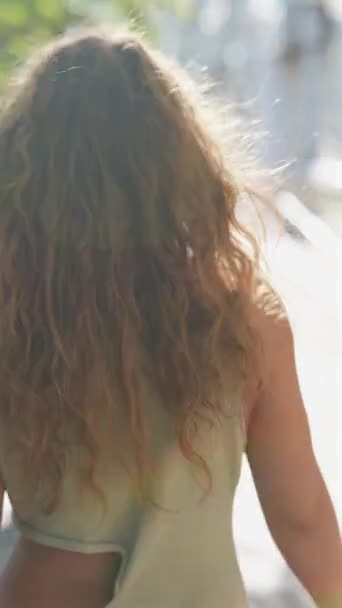Une Jeune Fille Cheveux Bouclés Rebondissant Fait Son Chemin Dans — Video