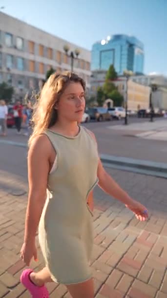Urocza Dziewczyna Ognistymi Czerwonymi Kręconymi Włosami Spaceruje Słonecznych Wieczornych Ulicach — Wideo stockowe