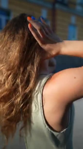 Modna Młoda Kobieta Naprawia Jej Kręcone Włosy Wietrze Wysokiej Jakości — Wideo stockowe