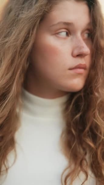 Szczegółowe Ujęcie Twarzy Ładnych Dziewczyn Piegami Kręconymi Włosami Wysokiej Jakości — Wideo stockowe