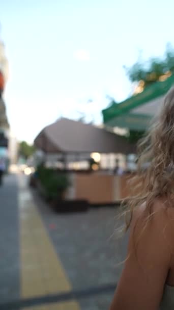 Ένα Νεαρό Όμορφο Κορίτσι Σγουρά Μαλλιά Περπατάει Στους Δρόμους Του — Αρχείο Βίντεο