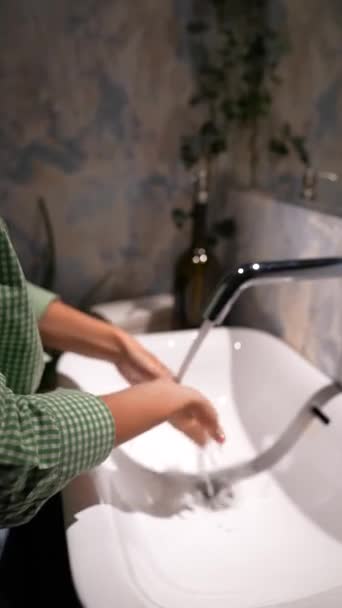 Close Shot Female Hands Water Tap Sink High Quality Footage — Stock Video