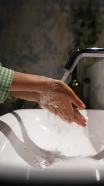 Eine Detaillierte Aufnahme Zeigt Eine Frauenhand Unter Einem Wasserhahn Einem — Stockvideo