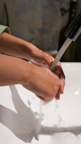 摄像机提供了一个女人的手在水槽里的水刺下的详细图像 高质量的4K镜头 — 图库视频影像
