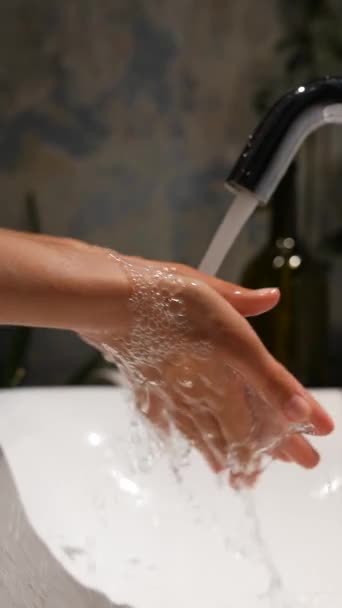 Eine Nahaufnahme Weiblicher Hände Unter Einem Wasserhahn Einem Waschbecken Hochwertiges — Stockvideo