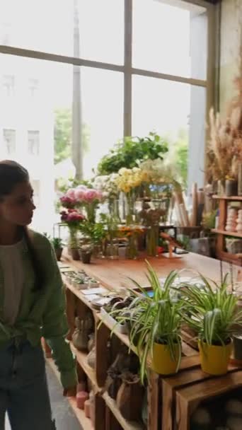 Молода Жінка Клієнтка Вивчає Товари Квітковому Магазині Високоякісні Кадри — стокове відео