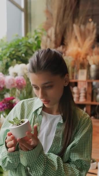 Das Jugendliche Und Charmante Mädchen Wählt Blumenladen Sorgfältig Produkte Aus — Stockvideo