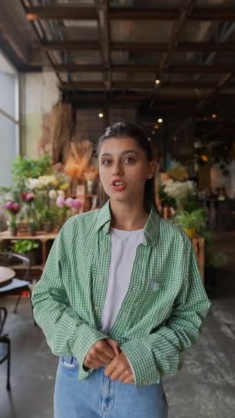 Engaging Conversation Girl Employed Flower Shop Reveals Details Her Work — Stock Video