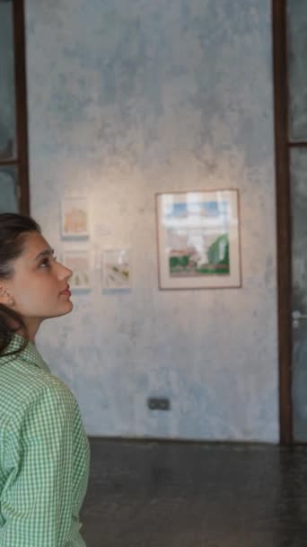 Κορίτσι Εξερευνά Τους Διάφορους Πίνακες Που Εκτίθενται Στην Γκαλερί Υψηλής — Αρχείο Βίντεο
