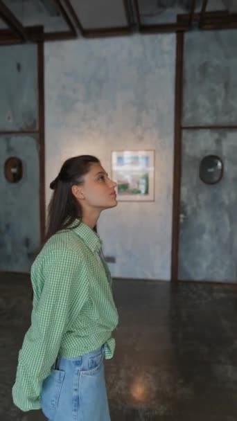 Een Jongedame Bekijkt Schilderijen Die Tentoonstelling Zien Zijn Hoge Kwaliteit — Stockvideo