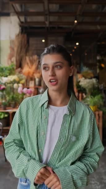 Joven Que Trabaja Como Florista Una Floristería Describe Papel Imágenes — Vídeo de stock