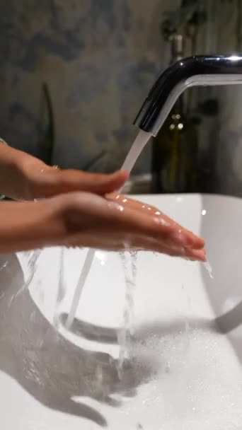 特写镜头在洗脸盆的水龙头下展示了女性的双手 高质量的4K镜头 — 图库视频影像
