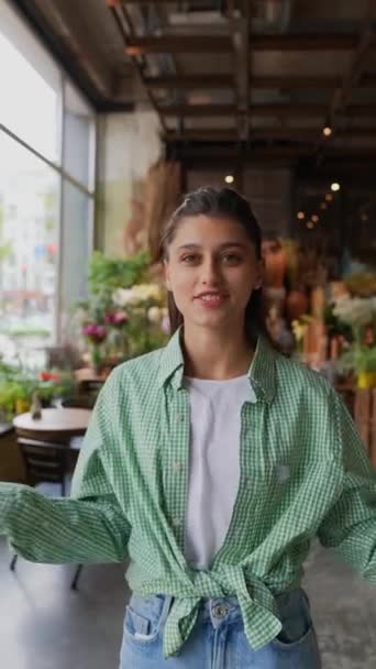 Engageant Dans Conversation Femme Qui Gère Magasin Fleurs Parle Son — Video