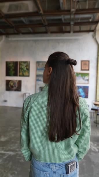 Flicka Undersöker Målningar Utställningen Högkvalitativ Film — Stockvideo