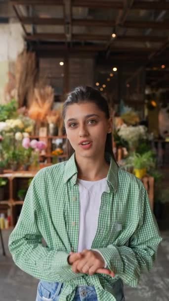 Funcionária Feminina Florista Descreve Seu Trabalho Como Florista Imagens Alta — Vídeo de Stock