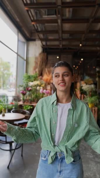 Employée Boutique Florale Une Jeune Femme Partage Son Point Vue — Video