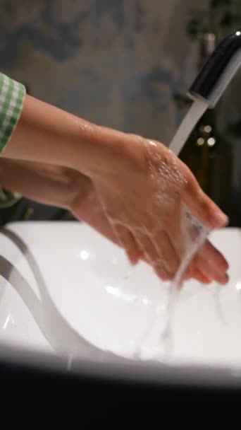 Kamera Részletes Képet Nyújt Egy Női Kézről Egy Vízcsap Alatt — Stock videók