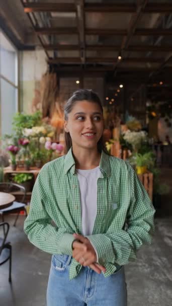 När Floristkvinnan Diskuterar Sitt Yrke Förklarar Hon Hur Komplicerat Hennes — Stockvideo